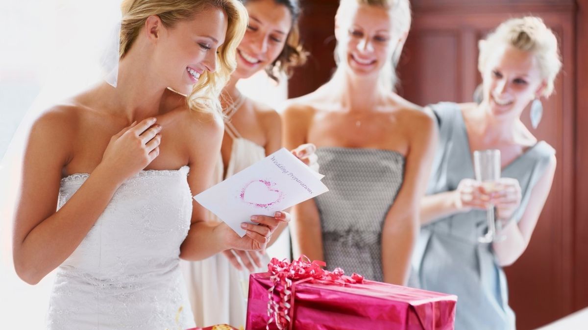 Nemůžete si dovolit svatební dar? Odborníci na etiketu radí, co s tím